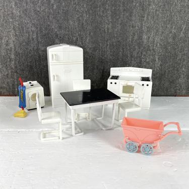 Ideal Dollhouse plastic kitchen - black and white plus extras 
