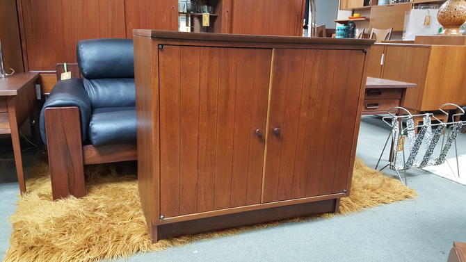 Mid Century Walnut American 2 Door Server Credenza Foyer Table