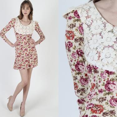 Colorful Rose Print Mini Dress / Vintage 70s Ivory Garden Floral Dress / Crochet Lace Bib Bodice / Flower Bouquet Tea Party Short Dress 