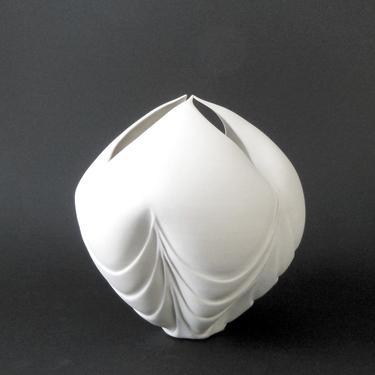 JENNIFER MCCURDY SCULPTURE White Porcelain Ceramic Wheel Thrown Altered Pottery Nature Inspired Drapes Lobes Cut Points Mass Artist Ex Cond 