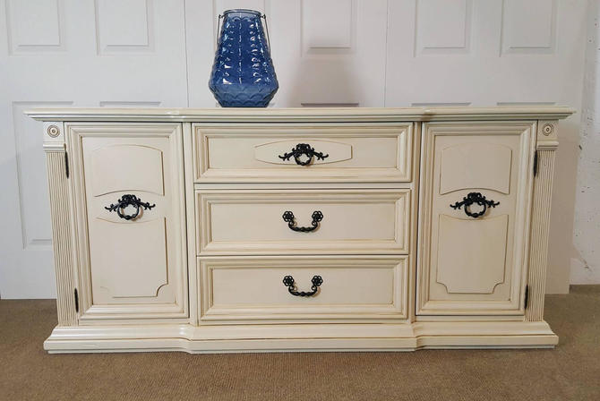 Stunning Buffet Sideboard Credenza Cream With Black Handles