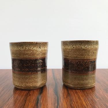 Richard Peeler Pottery Pair of Small Tumbler Cups with Combed Decoration 