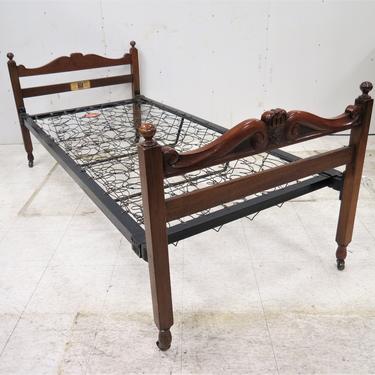 Wooden Bed Frame | Antique English Staples & Co. Ltd. Mahogany Twin Bed With Crown Carving 