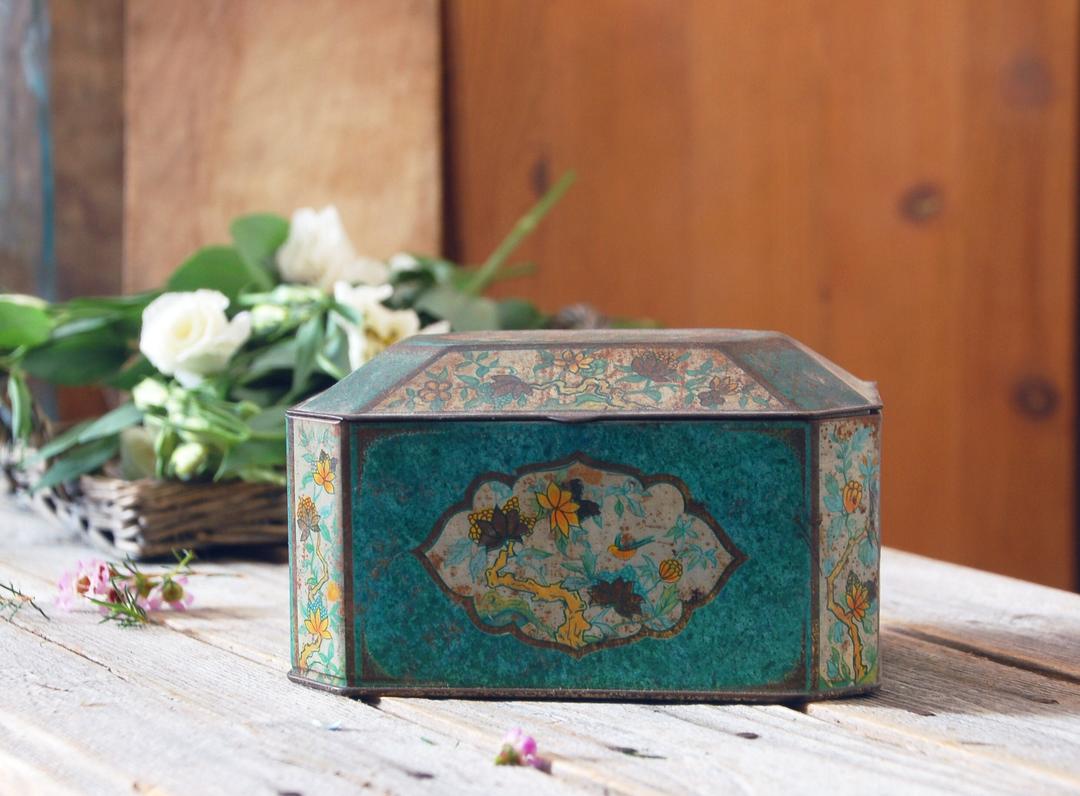 Vintage Metal Tin Box Old World Masterpieces of England Embossed Cooki –  TheFlyingHostess