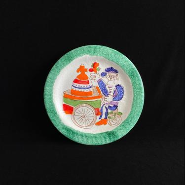 Vintage Mid Century Modern DESIMONE Hand Painted Italian 8 3/8&quot; Plate WHIMSICAL Street Vendor Italy Ceramic Pottery 20th Century Design 