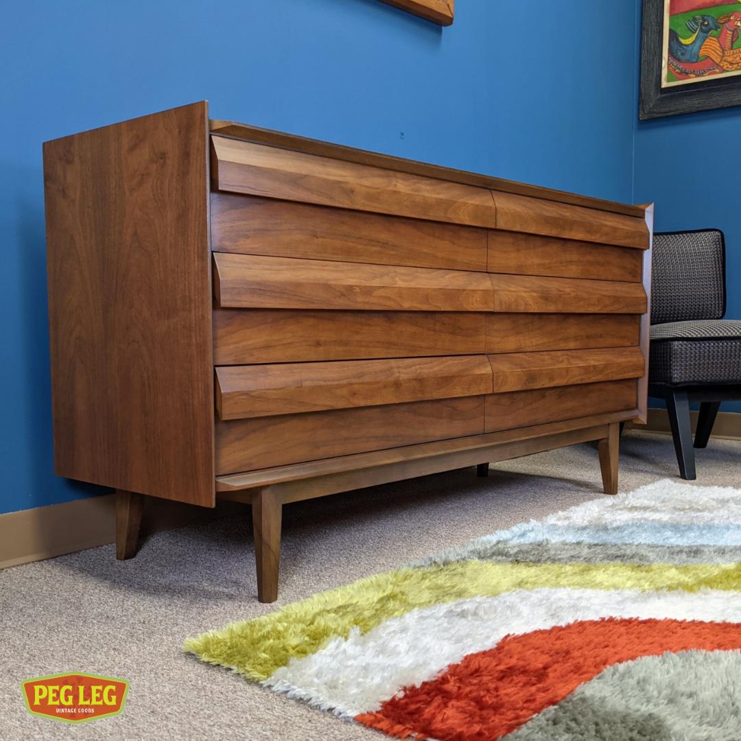 MidCentury Modern walnut 6drawer dresser Peg Leg Vintage