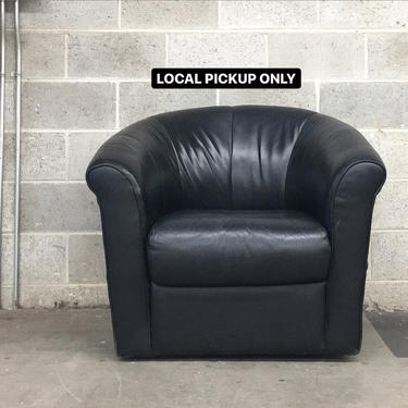 LOCAL PICKUP ONLY ———— Vintage Leather Club Chair 