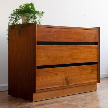 Vintage MCM Mid-Century Walnut Nightstand /Small Dresser / Bachelors Chest 