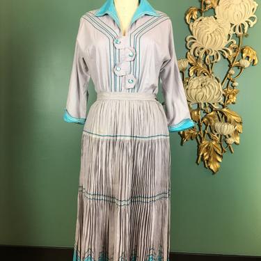 1940s patio set, skirt and blouse, vintage 40s 2 piece set, accordion pleat, size medium, ric rac trim, gray and turquoise cotton, 27 waist 
