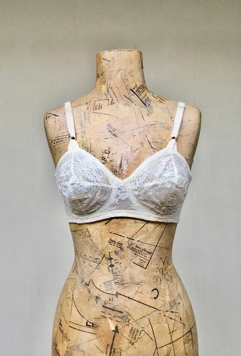 Vintage 1960s Ivory Lace Bullet Bra, 60s Bombshell Pin-Up Bra,, Ranch  Queen Vintage