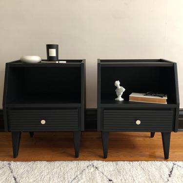 Pair of Black Mid Century Modern Nightstands//Vintage Modern Bedside Tables with Drawers//Set of Two Matching MCM Nightstands 