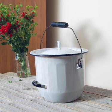 Vintage white enamelware bucket with lid / white enamel pail / compost bucket / farmhouse decor / rustic pail / vintage metal bucket 