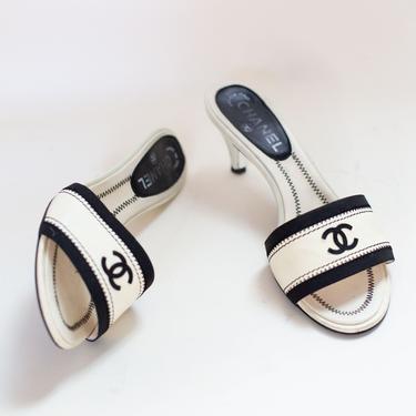 Vintage CHANEL Rare Lambskin + Grosgrain Interlocking CC Logo Slides sz 38.5 White & Black Monogram Leather Low Heel 