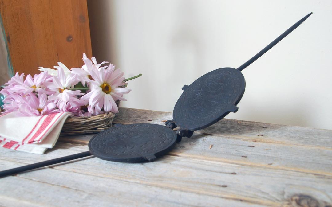 Antique cast iron pizzelle maker / Griswold pizzelle iron / cast iron