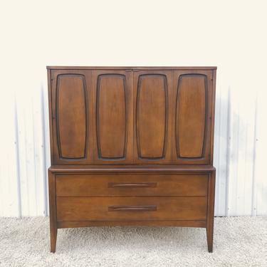 Mid Century Gentleman&#x27;s Chest by Broyhill Emphasis