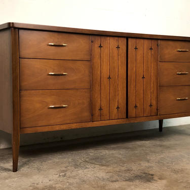 Broyhill Saga Mid-Century Modern Walnut 6-Drawer Dresser With Atomic Stars 