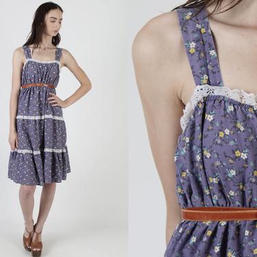 Vintage 70s Lilac Calico Dress / Summer Tiny Floral Prairie Dress / Violet Light Sun Lace Trim Dress / Tiered Full Flower Skirt Mini 