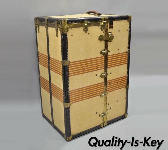 OshKosh Antique Steamer Trunk w, Key