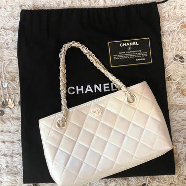 Vintage CHANEL 1989-1990 White Leather Quilted Round Half Moon 
