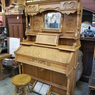 Antique Alder Organ Company Oak Pump Organ