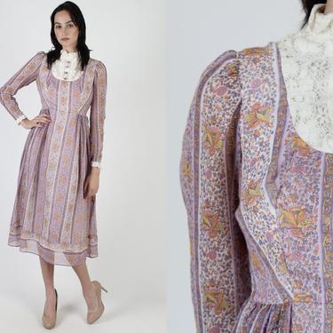 Vintage 70s Romantic Prairie Dress / Mod Style Floral Crochet Lace Bib / Womens Pastel Purple Calico Midi Mini Dress 