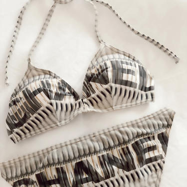 CHANEL⭐️ビキニ カイリー・ジェンナー☆CHANELの年代物ビキニを披露