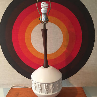 Mid Century Ceramic and Wood White Table Lamp with Asian Figures, Mid Century Asian Decor, Danish Modern Table Lamp, Retro Lighting 