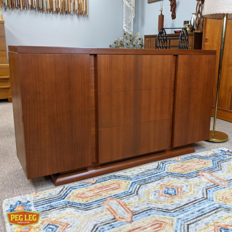 MidCentury Modern walnut credenza Peg Leg Vintage Beltsville, MD
