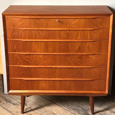 22422 Mid Century Modern Teak Chest of Drawers, circa 1960