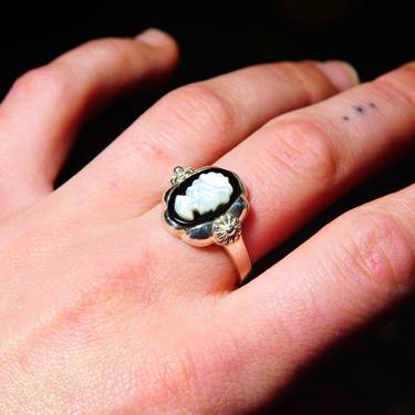 Vintage Sterling Silver Black Gemstone &amp; Mother Of Pearl Cameo Ring, Lady's Cameo Figure, Accent Silver Flowers, Thailand 925, Size 10 US 