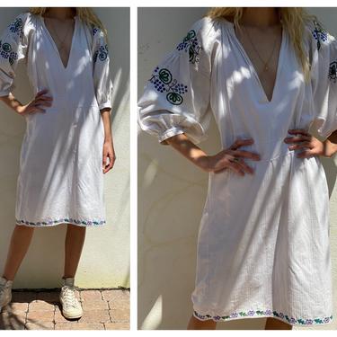 Vintage Embroidered Dress / Puffed Sleeves Dress / Traditional Tunic Dress / Puffy Sleeves / Eastern European Dress / Stunning V Neck Dress 