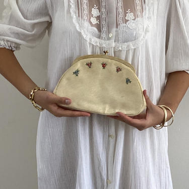 50s embroidered silk clutch / vintage natural ivory silk hand embroidered daisy floral kiss lock large clutch purse bag 