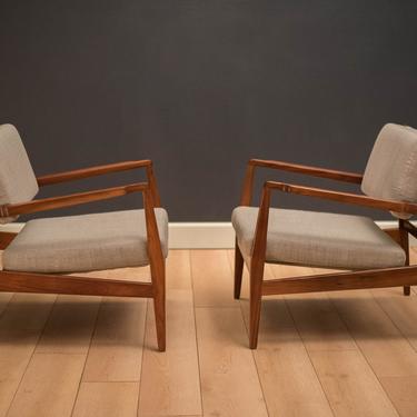 Vintage Pair of Walnut Lounge Chairs by Jens Risom 