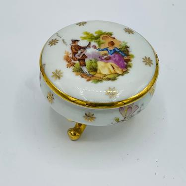 Vintage Lovely Limoges  22 Kt Gold Fragonard Couple  - France Round Lidded Trinket Box 