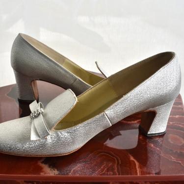 Late 60s/70s Silver Mod Court Shoes with Bow and Rhinestone Embellishments by Footflairs Size 7 