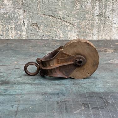 Antique Porter Cast Iron 'JP' Barn Pulley Rustic Barn Salvage, North Grove  Antiques