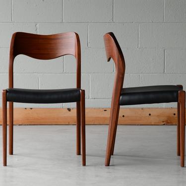 Pair of Møller Model 71 Danish Modern Dining Chairs Teak and Black Leather 