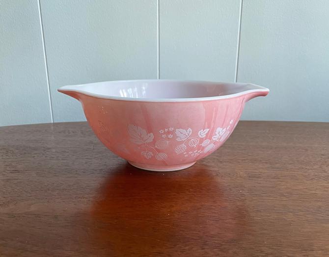 Pyrex Cinderella hot Pink Gooseberry Mixing Bowl 442