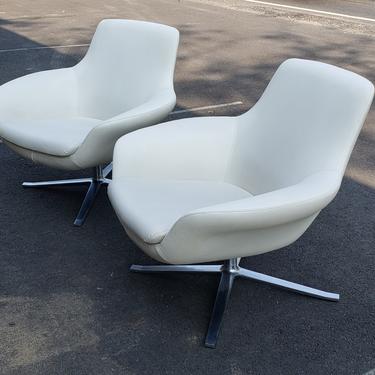 38876836 - PR. WHT SWIVEL LEATHER STYLE CHAIR  - COALESSE - FURNITURE - LOUNGE CHAIR