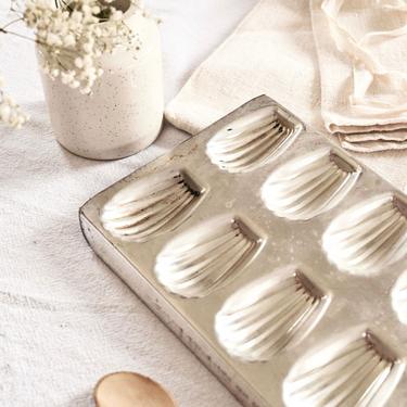 vintage french madeleine mould, 12 cookies