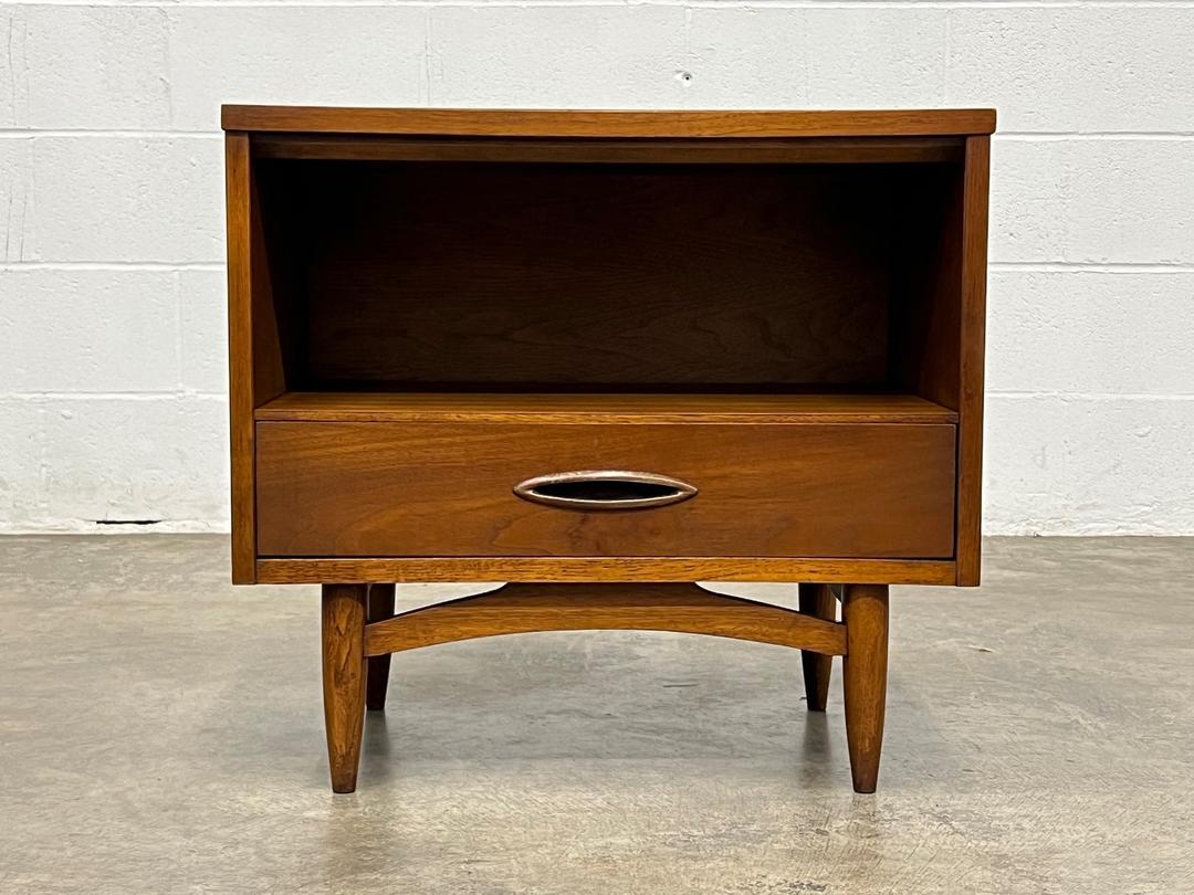 Broyhill Sculptra MidCentury Modern Nightstand With Drawer Modern