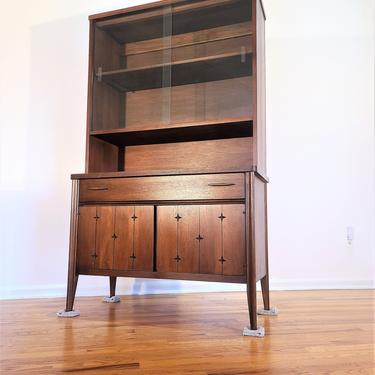 Mid Century Broyhill Saga Dining Cabinet / Hutch / China Cabinet 