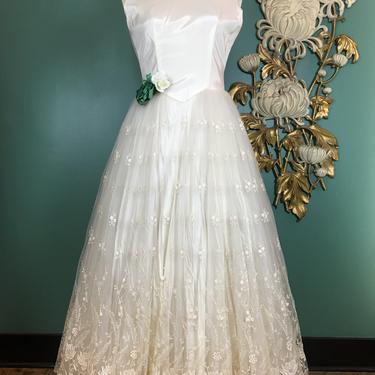 1950s wedding dress, fit and flare, vintage 50s dress, size medium, vintage bridal, white lace, full skirt, cinderella, 28 waist, rockabilly 