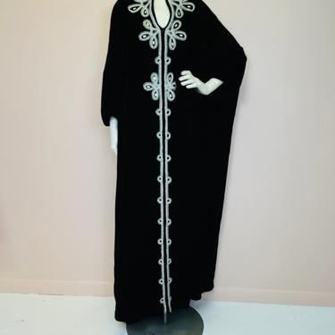 Vtg 70s black velvet embroidered rhinestone caftan M/L 