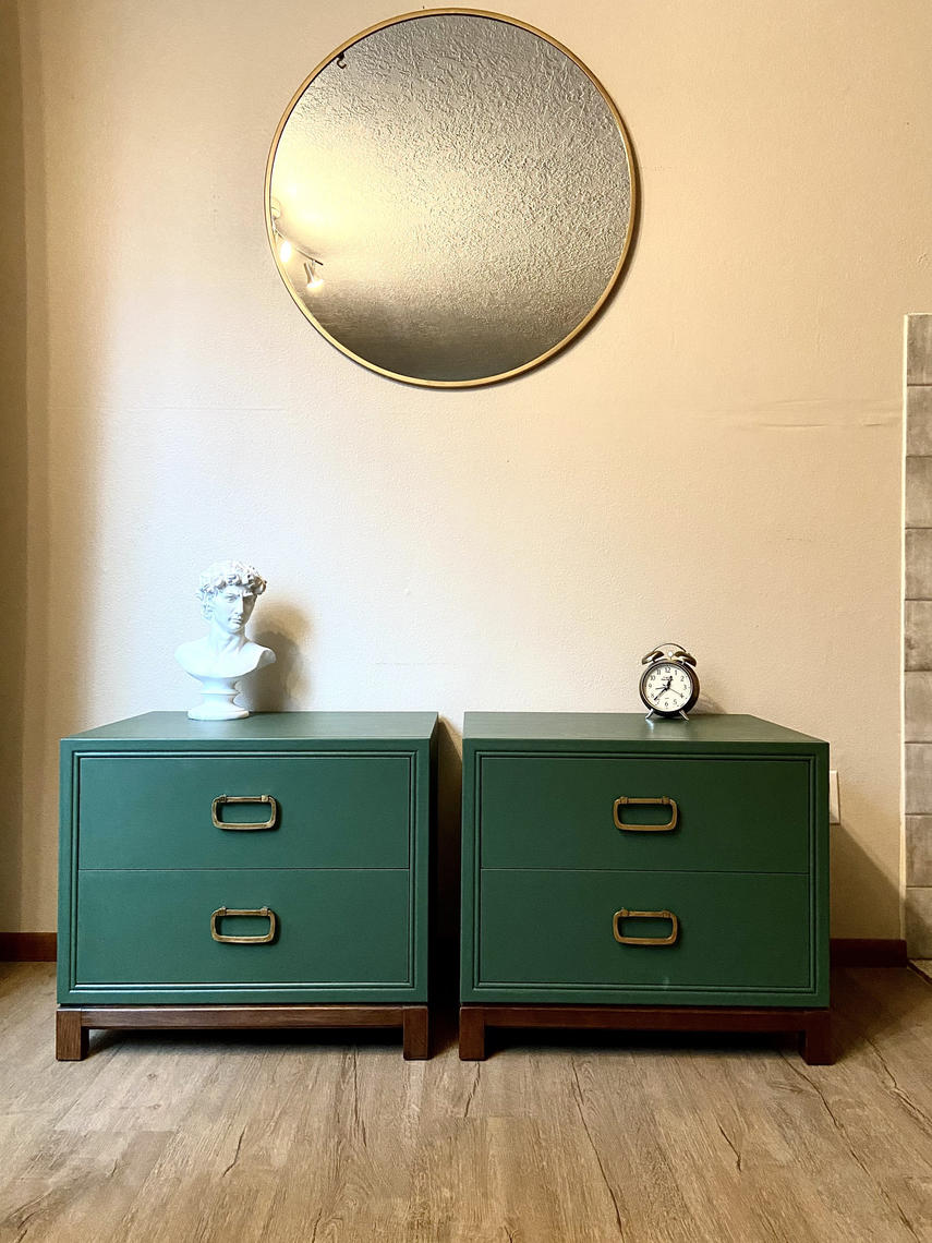 Beautiful set of 2 DREXEL nightstands / endtables / sidetables green on