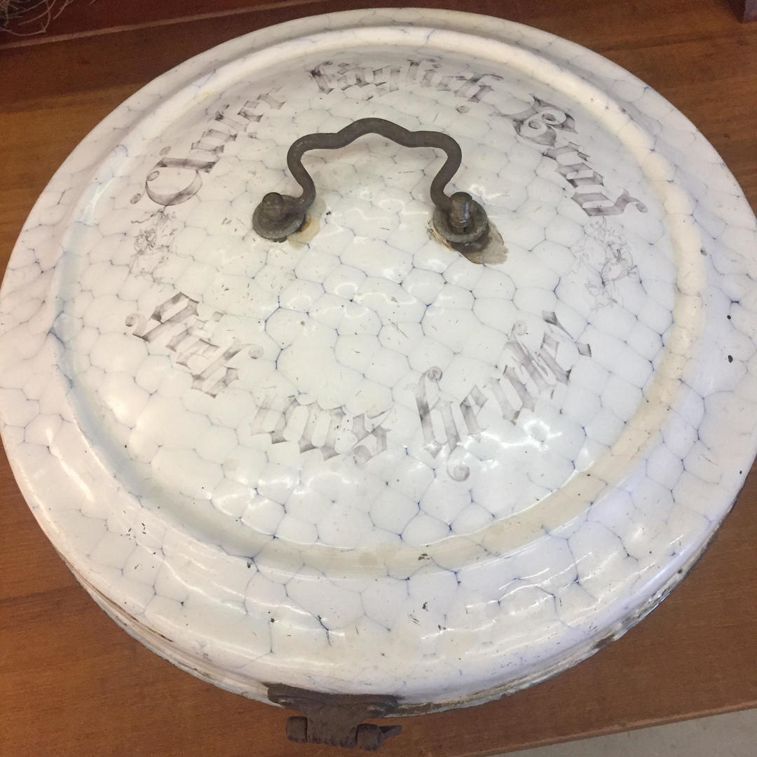 Vintage German Graniteware/Enamelware Chickenwire "bread pan", script