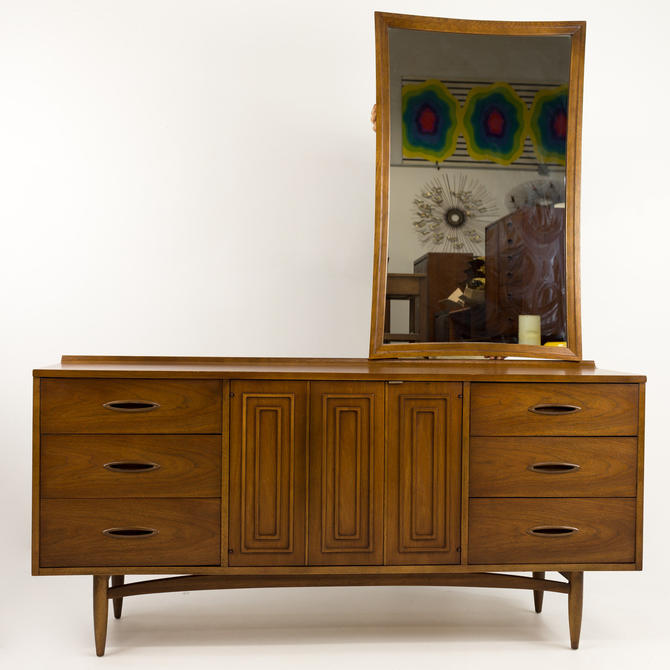 Broyhill Sculptra Lowboy Dresser With Optional Mirror By