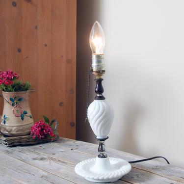 Vintage milk glass lamp with swirl design / bedside table lamp / cottage lamp / vintage lighting / cottagecore decor / 50s lamp 