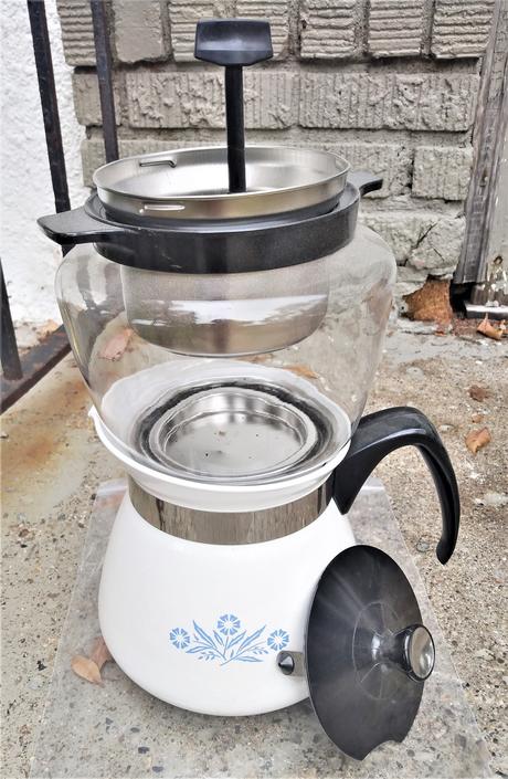 Using a Corning ware coffee pot #coffee #coffeelovers #corningware 