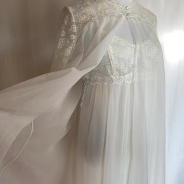 Vintage Peignoir set~ sheer white lacy pajama set~ night gown &amp; robe~ true vintage pin up ~ bridal 50s 60’s beautiful Set 